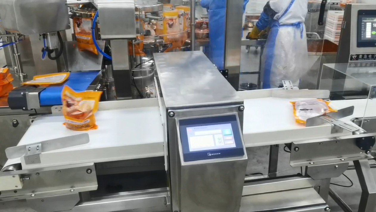 青島電子檢測：金檢稱重一體機 使用現(xiàn)場