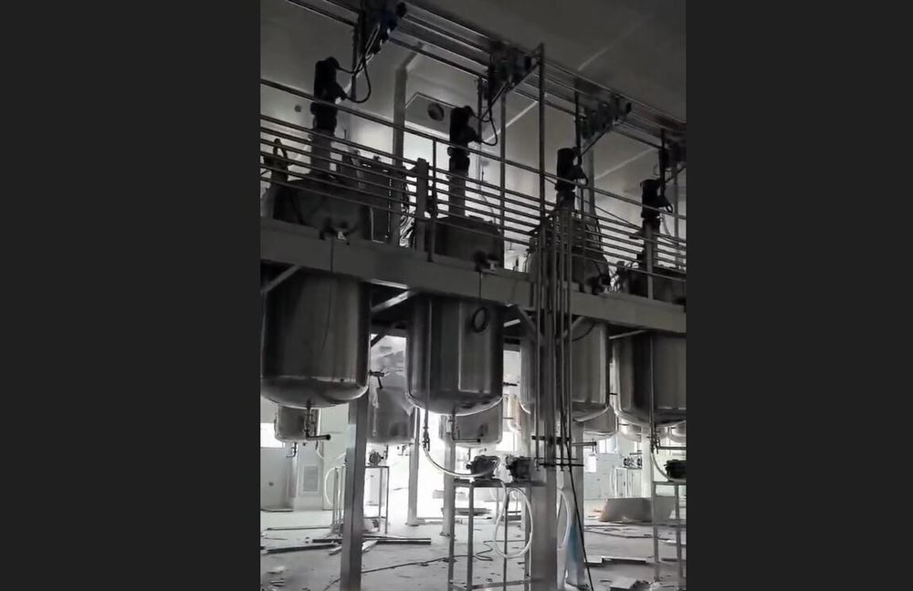 不銹鋼配液罐安裝現(xiàn)場