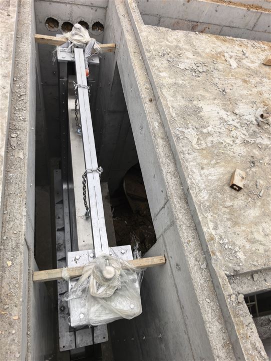 山东兰陵县液动下开式堰门